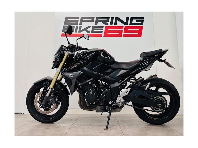 SUZUKI GSR 750