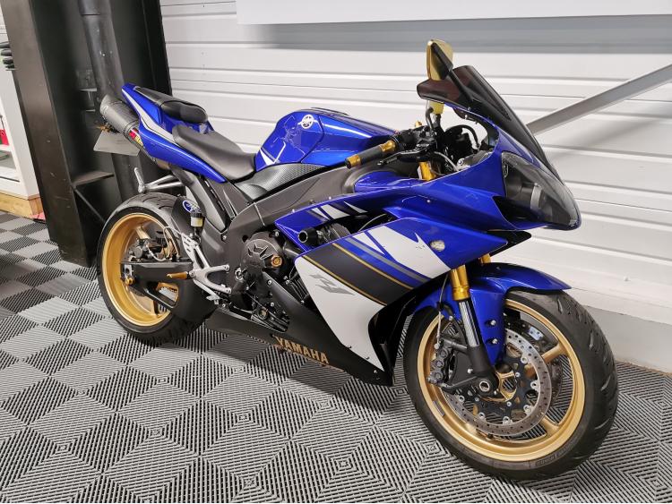 YAMAHA YZF 1000 R1