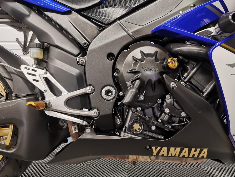 YAMAHA YZF 1000 R1