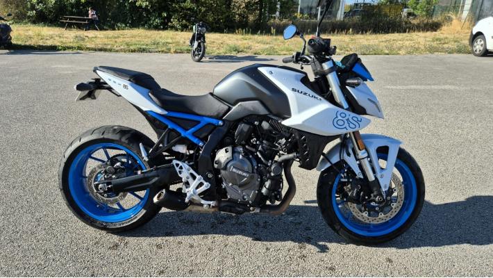 SUZUKI GSX-8S
