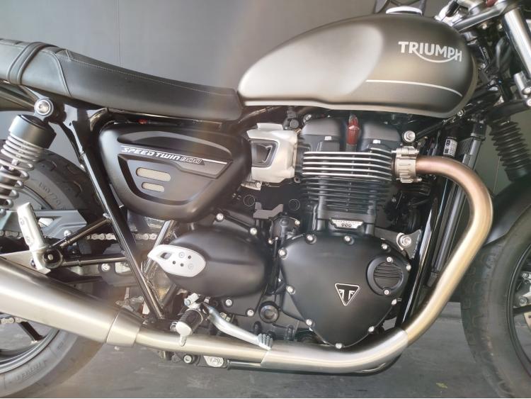 TRIUMPH SPEED TWIN 900 - 1er main - Porte paquet.