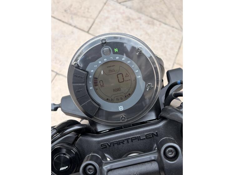 HUSQVARNA SVARTPILEN 125 ABS