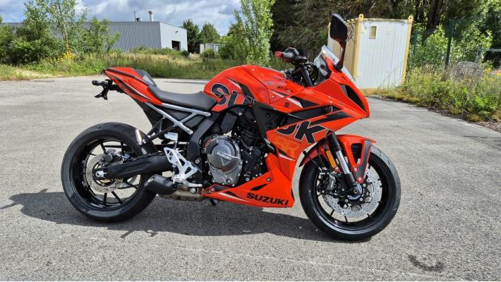 SUZUKI GSX-8R