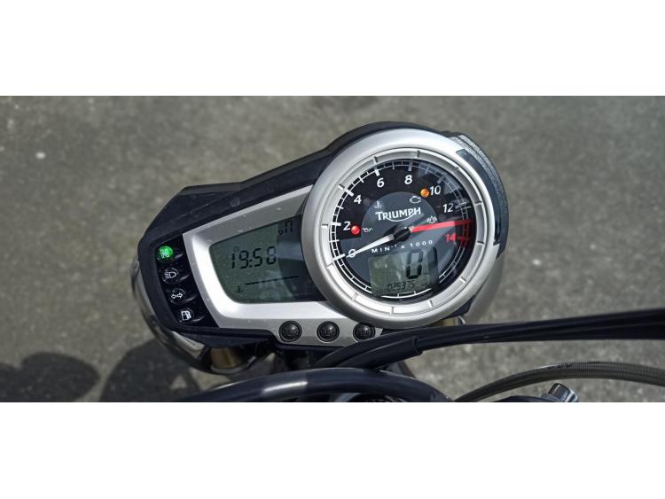 TRIUMPH STREET TRIPLE 675