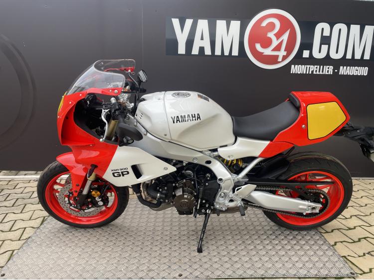YAMAHA XSR 900 GP. Premiere Main, avec seulement 32KMS  