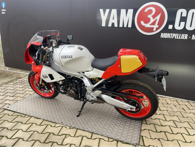 YAMAHA XSR 900 GP. Premiere Main, avec seulement 32KMS  