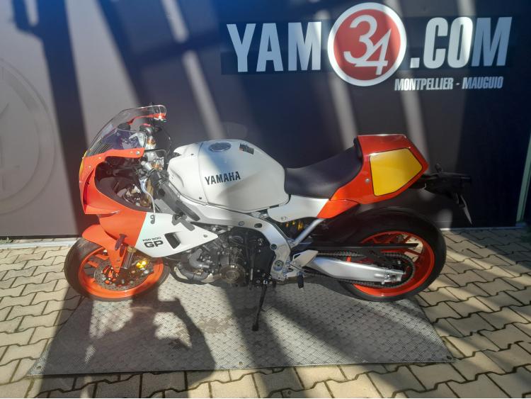 YAMAHA XSR 900 GP. Premiere Main, avec seulement 32KMS  