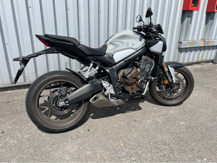 HONDA CB 650 R e-Clutch (A PARTIR DE 145E/MOIS)