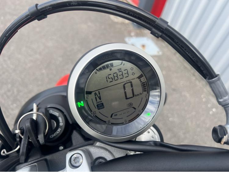 DUCATI SCRAMBLER UBRAN MOTARD (A partir de 99€/mois)