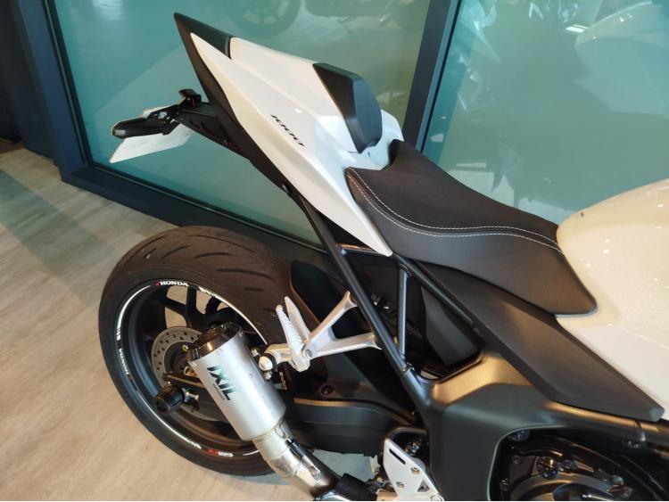 HONDA CB 1000 Hornet - 1er main - Equipée