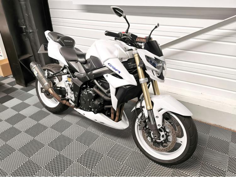 SUZUKI GSR 750