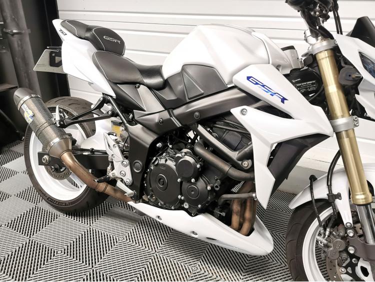 SUZUKI GSR 750