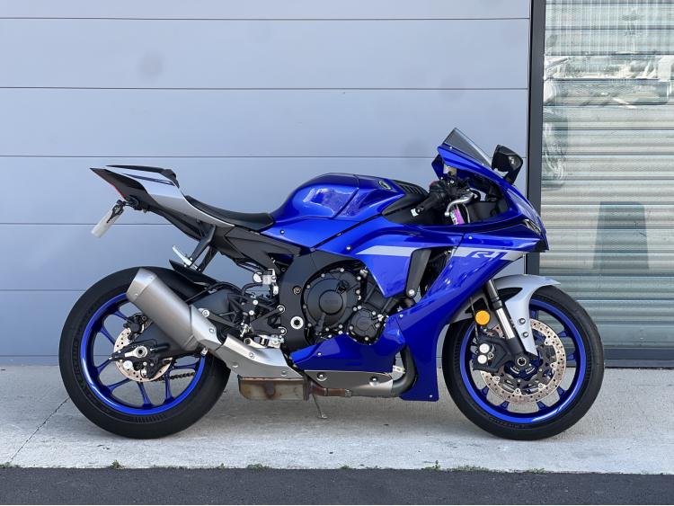 YAMAHA R1