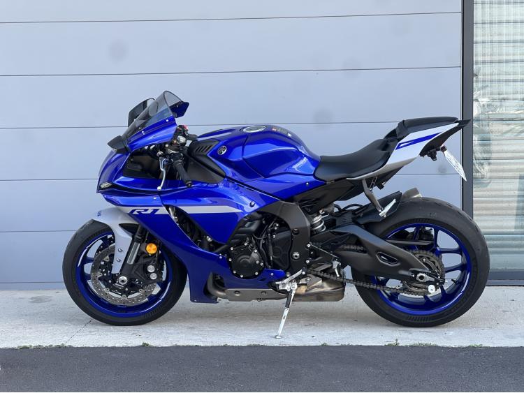 YAMAHA R1