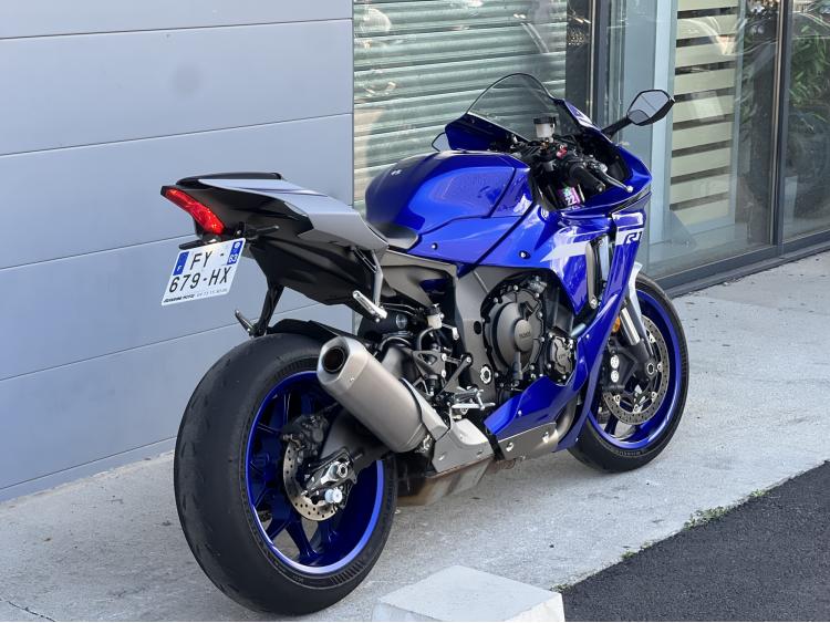 YAMAHA R1