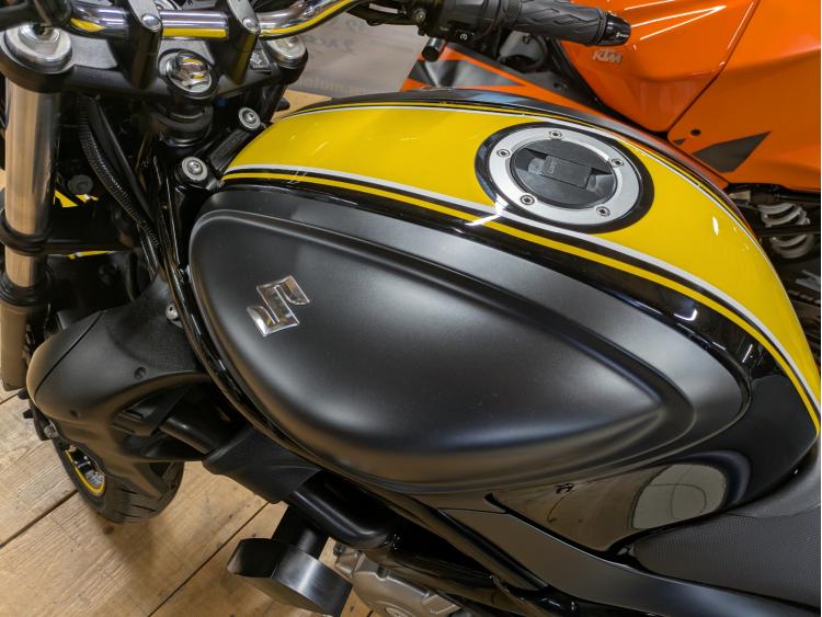 SUZUKI GLADIUS 650 A2*