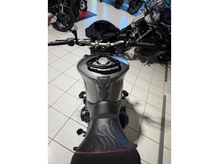 YAMAHA MT-09