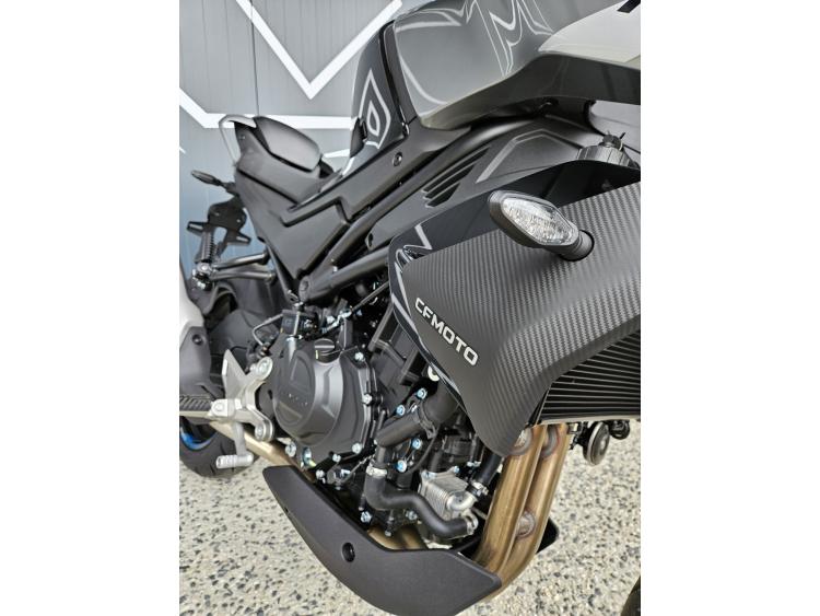 CF MOTO 450NK Dispo Noir ou Blanc 