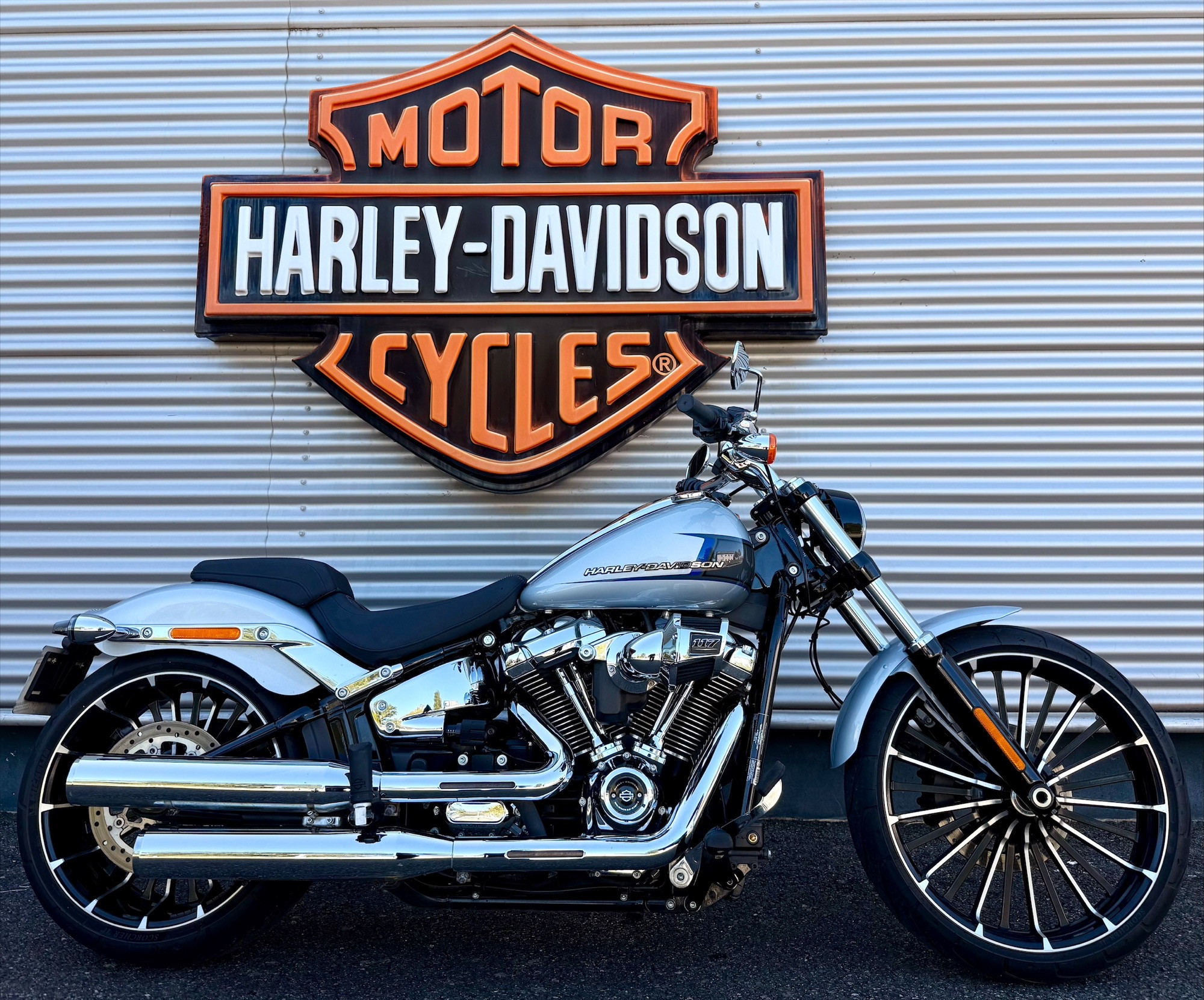 HARLEY-DAVIDSON SOFTAIL BREAKOUT 1923