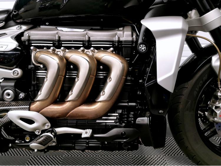 TRIUMPH ROCKET 3 R 2500 cm3 - 3R III