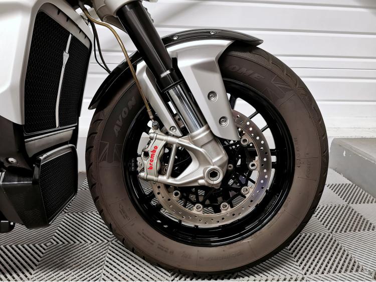 TRIUMPH ROCKET 3 R 2500 cm3 - 3R III