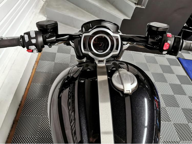 TRIUMPH ROCKET 3 R 2500 cm3 - 3R III