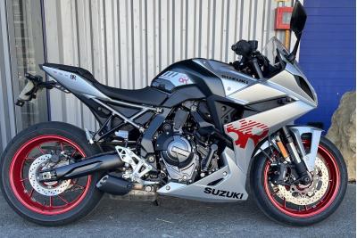 SUZUKI GSX-8R
