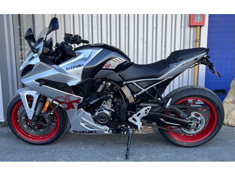 SUZUKI GSX-8R
