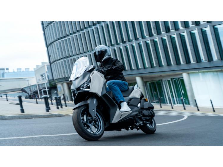 YAMAHA XMAX 125 TECH MAX +