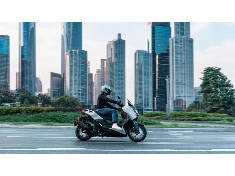 YAMAHA XMAX 125 TECH MAX +