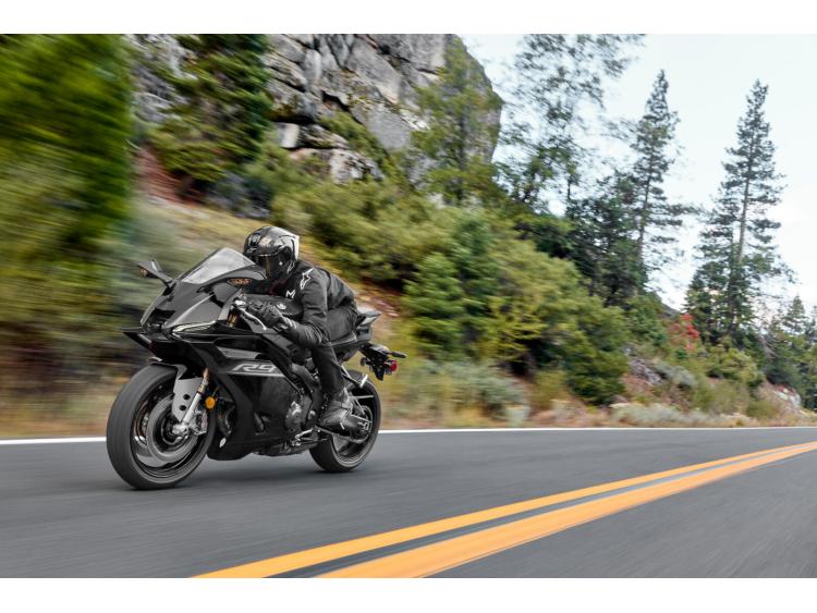 YAMAHA R9