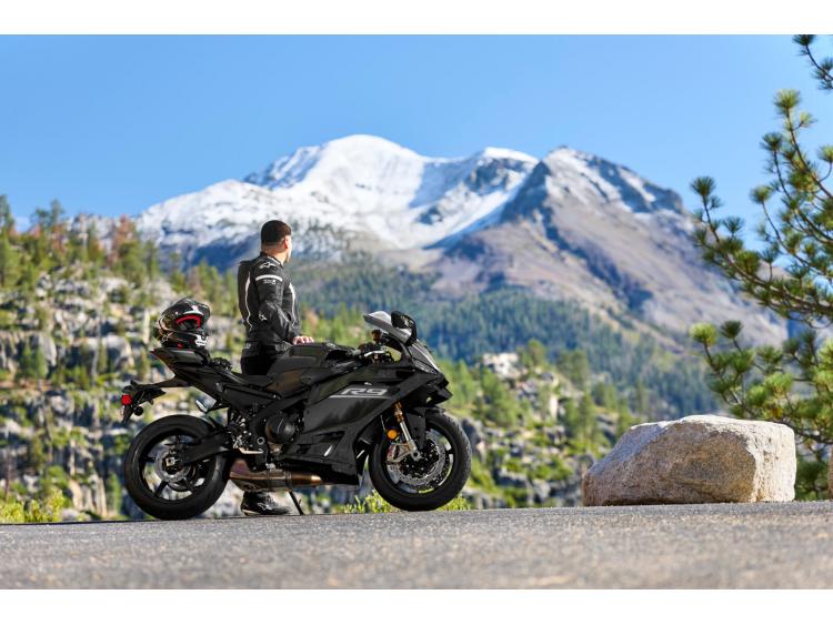 YAMAHA R9