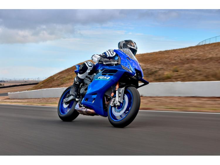 YAMAHA R9