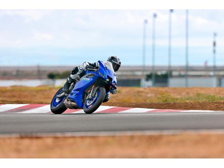 YAMAHA R9