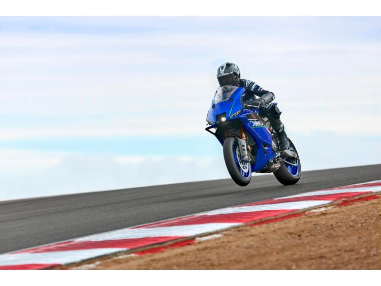 YAMAHA R9