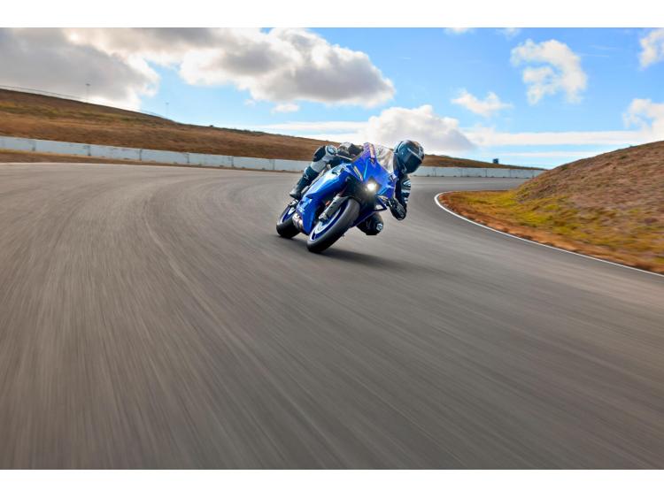 YAMAHA R9