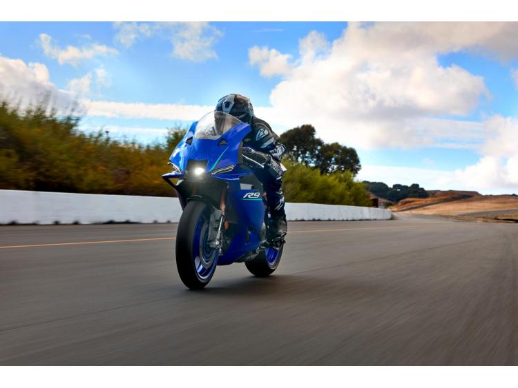 YAMAHA R9