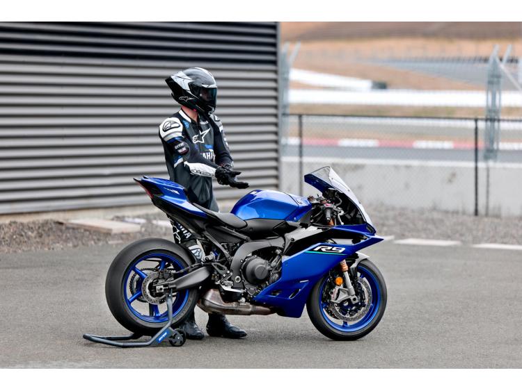 YAMAHA R9