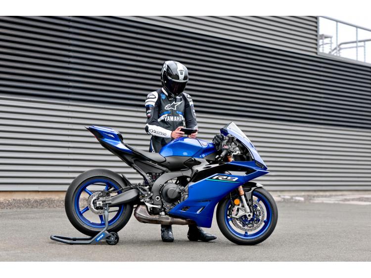 YAMAHA R9
