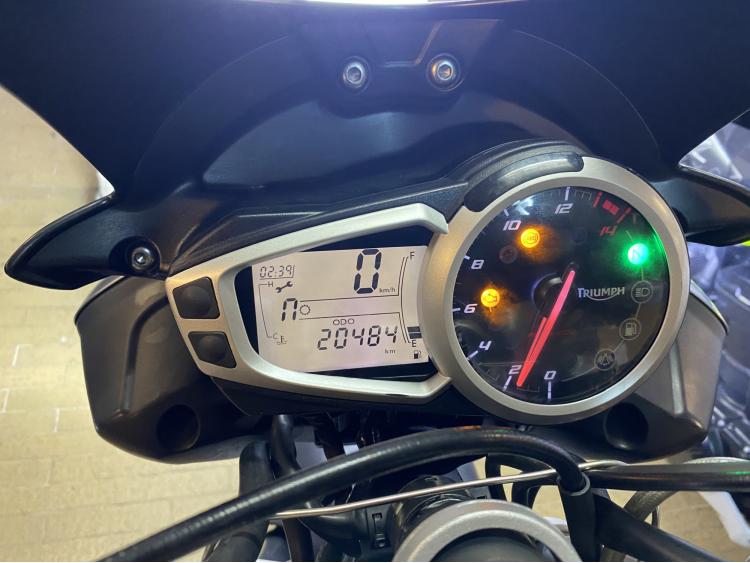 TRIUMPH STREET TRIPLE 675 RX