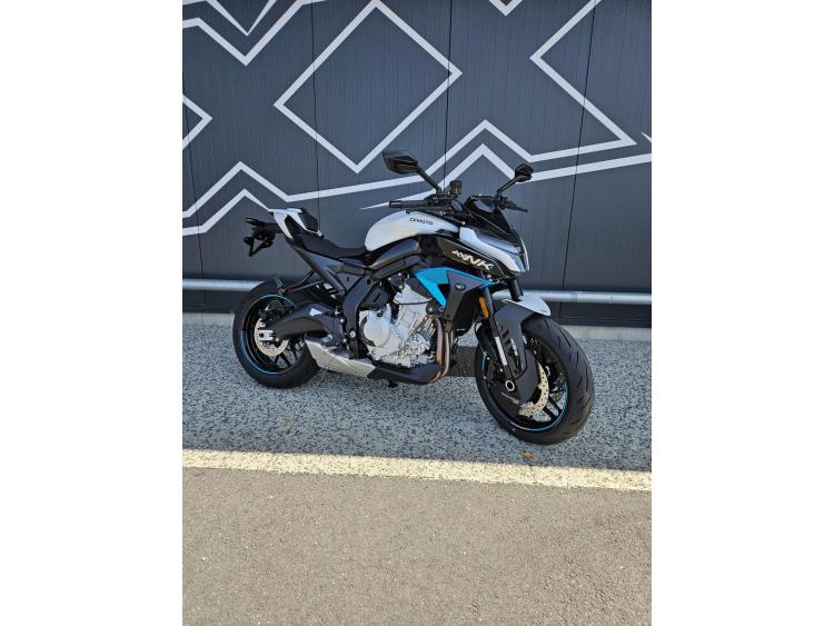 CF MOTO 675NK Dispo Blanc ou Gris 