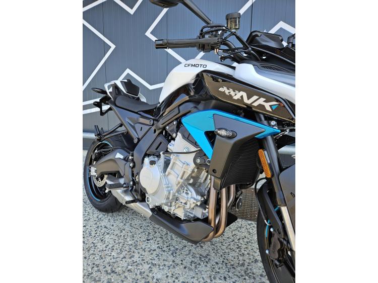 CF MOTO 675NK Dispo Blanc ou Gris 
