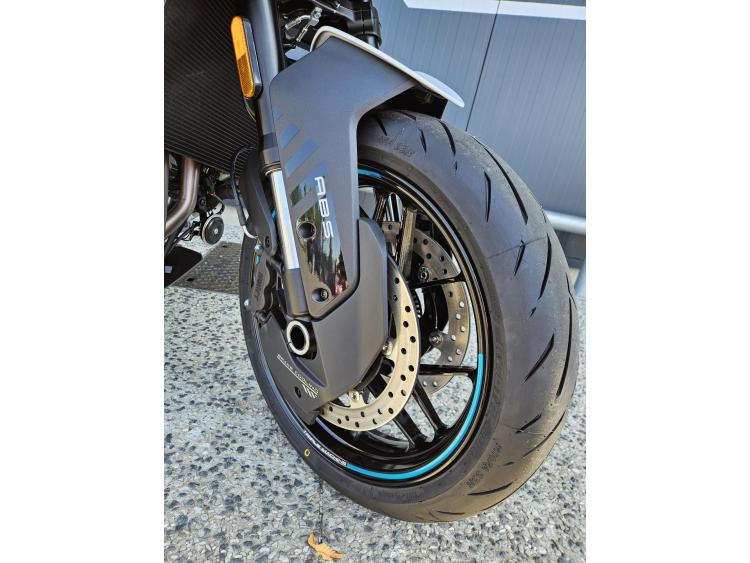 CF MOTO 675NK Dispo Blanc ou Gris 