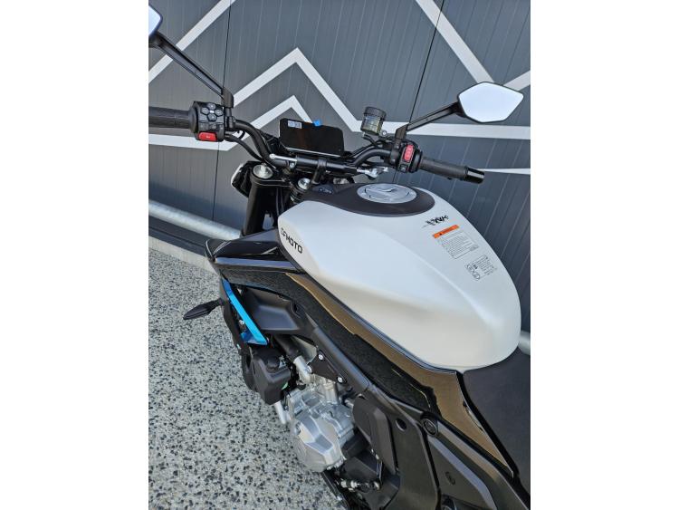 CF MOTO 675NK Dispo Blanc ou Gris 