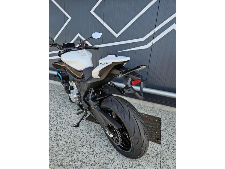 CF MOTO 675NK Dispo Blanc ou Gris 