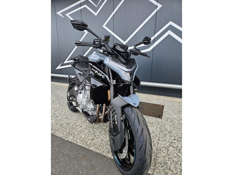 CF MOTO 675NK Dispo Blanc ou Gris 