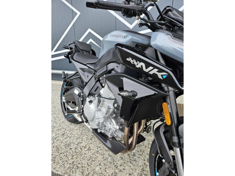 CF MOTO 675NK Dispo Blanc ou Gris 