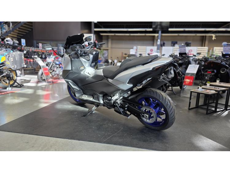 YAMAHA TMAX 560 ICON PERFORMANCE 1/1