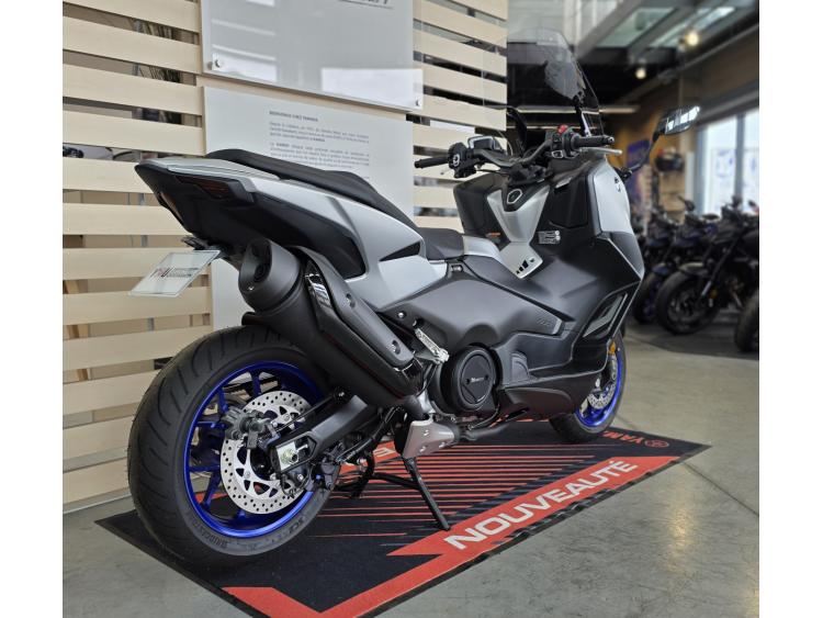 YAMAHA TMAX 560 ICON PERFORMANCE 1/1