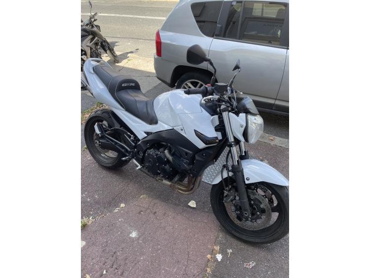 SUZUKI GSR 600
